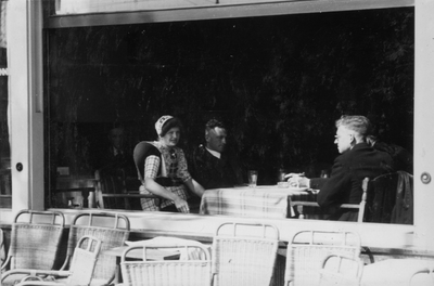 221125 Afbeelding van enkele mensen aan een tafeltje voor het open raam in mogelijk het Haagsche Koffiehuis (Vredenburg ...